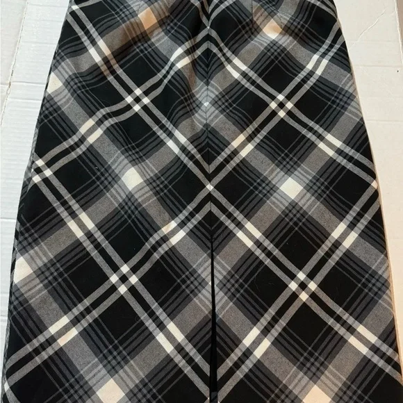 White house Black Market plaid skirt. - Picture 3 of 4